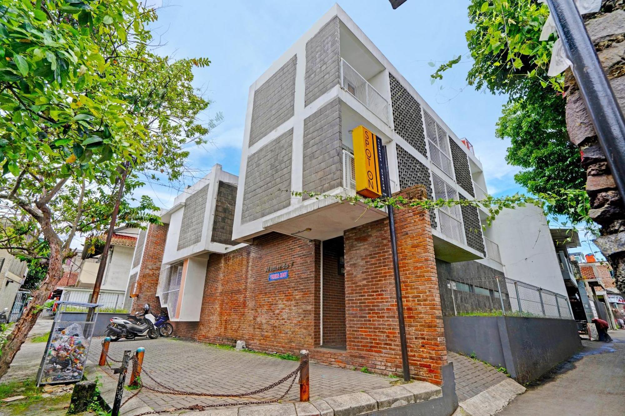 Super Oyo 2190 Alamanda 7 Syariah Bandung Exteriör bild